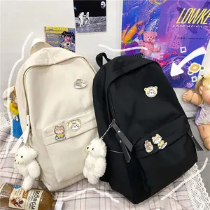 Vista dettagliata degli zaini scolastici Harajuku in nero e bianco con pin carine