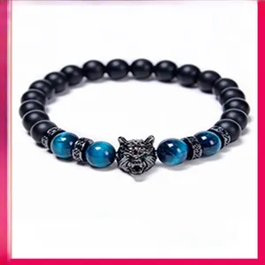 Nahaufnahme des Wolfskopf-Anhängers auf einem Perlenarmband aus blauem Tigerauge