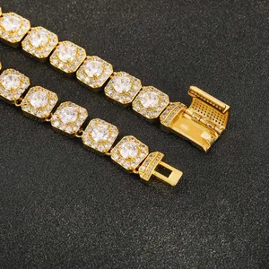 Détail du collier hip-hop 10mm avec zircons carrés et fermoir à cliquet sécurisé.