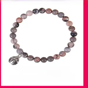 Detailansicht eines 6-mm-Naturstein-Perlenarmbands mit Marienkäfer-Anhänger