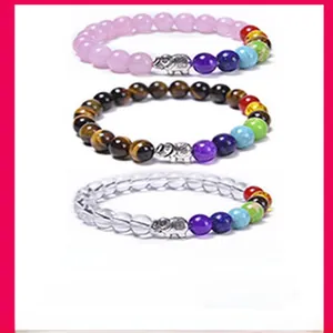 Detailansicht von 8mm Naturstein Armbändern mit Elefantenanhängern und Chakraperlen.