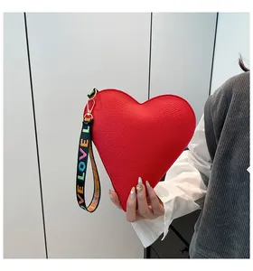 Sac à main élégant en cuir rouge en forme de cœur avec une dragonne LOVE colorée