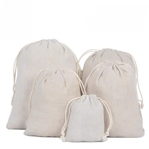 Vue détaillée de différentes tailles de sacs de rangement en coton naturel avec cordon