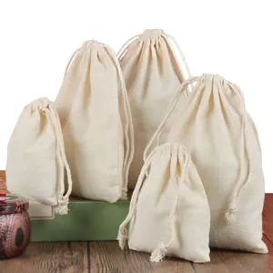 Tailles variées de sacs de rangement en coton épais beige avec cordon de serrage écologique.