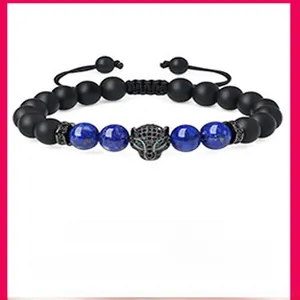 Detailansicht eines 8mm Naturstein-Armbands mit einem gepflasterten Leopardenkopf.