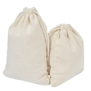 Détail de sacs en coton épais avec cordon de serrage et texture naturelle