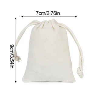 Vue détaillée du petit sac en coton de 7x9 cm avec mesures de dimensions