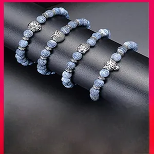 Detailansicht von 8 mm blauen Achat-Armbändern mit Leopardenkopf-Anhängern im Retro-Stil