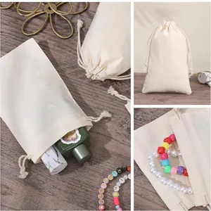 Vue détaillée de sacs en coton naturel crème à cordon pour le rangement de bijoux fins