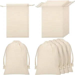 Sacs de rangement en coton à cordon présentés à plat et serrés pour des détails précis.