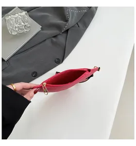 Vue intérieure du sac à main rose en forme de cœur avec fermeture éclair dorée