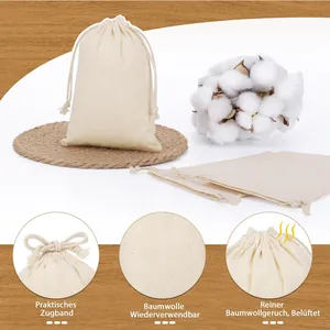 Gros plan de sacs en coton épais avec cordon et décoration de fleurs de coton
