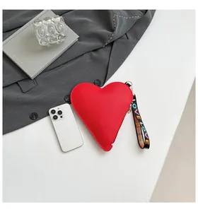 Élégante pochette rouge en forme de cœur avec une dragonne décorative LOVE chic