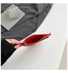 Vue détaillée du sac à main rouge en forme de cœur avec fermeture éclair et doublure