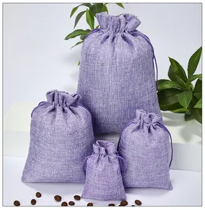 Detailansicht von vier violetten Jutesäcken mit Kordelzug in verschiedenen Größen und Texturen