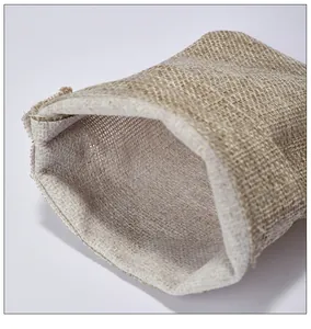 Nahaufnahme eines Beutels aus Jute mit Kordelzug und feiner Textur im Inneren der Stofflage