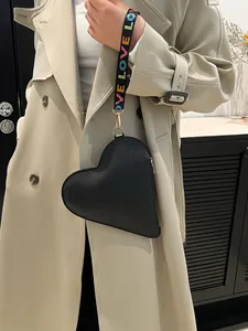 Sac à main noir élégant en forme de cœur avec texture cuir et bandoulière LOVE