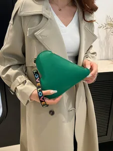Sac à main vert tendance en forme de cœur avec dragonne Love colorée et texture cuir grainé