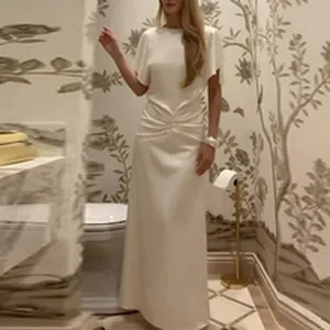 Robe longue blanche élégante de style européen avec plissage chic à la taille