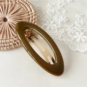 Elegante olijfbruine jelly ovale haarklem met gouden metalen veer voor haarstyling