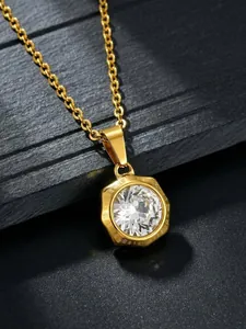 Gros plan d'un pendentif élégant en acier inoxydable doré avec un zircon blanc scintillant