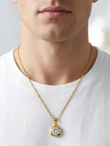 Détail d'un collier en acier inoxydable doré avec un pendentif en zircone blanc