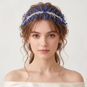 Eleganter Brauthaarreif mit tiefblauen Strasssteinen und Kristallen auf Silberfassung