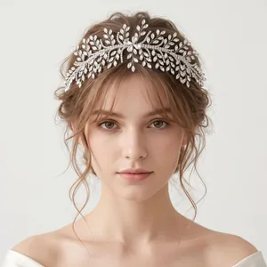 Eleganter Braut-Haarreif mit aufwendigem Strass-Blattmuster, getragen von einem Model