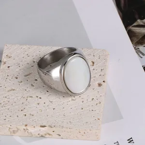 Anello minimalista in acciaio inossidabile con intarsio in conchiglia bianca ovale