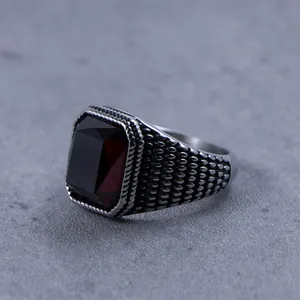 Bague vintage en acier inoxydable pour homme avec une grande pierre de zircon rouge.