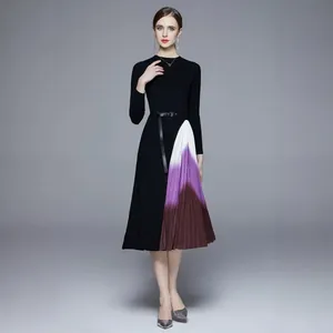 Robe élégante en maille avec jupe plissée dégradée violette et ceinture de taille fine