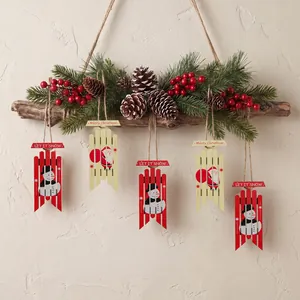 Ensemble de décorations de Noël suspendues en bois avec traîneaux et pommes de pin
