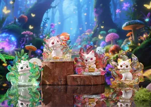 Détail de quatre figurines de renards à neuf queues colorées dans une forêt féerique