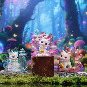 Trois figurines de renard à neuf queues colorées dans un décor de forêt fantastique