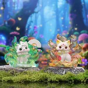 Vue détaillée de deux figurines de renard à neuf queues dans une forêt magique.