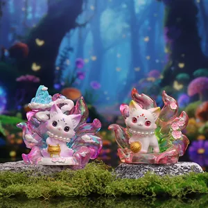 Vue détaillée de deux figurines de renards mythiques à neuf queues dans une forêt magique.
