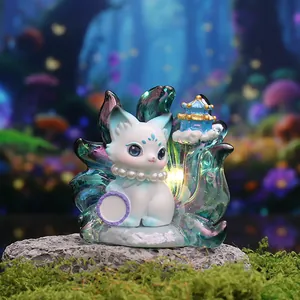 Gros plan détaillé d'une figurine de renard à neuf queues avec une tour chinoise miniature