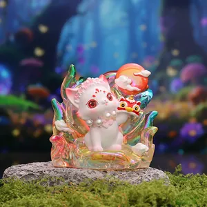 Détail d'une figurine de renard blanc à neuf queues avec masque de danse du lion