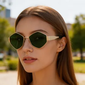 Vue détaillée de lunettes de soleil en métal irrégulières pour femmes avec monture dorée.