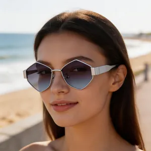 Détail de lunettes de soleil métalliques irrégulières avec verres dégradés et larges branches