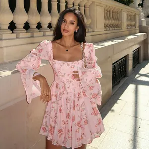 Robe courte élégante à imprimé rose, manches longues, encolure carrée et poignets évasés