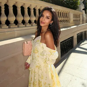 Robe trapèze à manches longues ajustée avec imprimé floral de roses jaunes romantiques