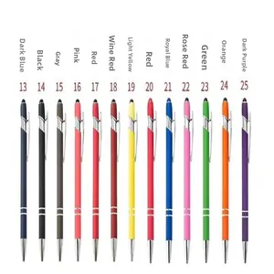 Detalle de varios bolígrafos de punta de bola de colores con detalles metálicos y números