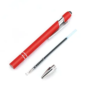 Penna a sfera in metallo rosso con punta stilo e ricarica d'inchiostro su fondo bianco