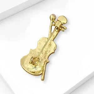 Dettaglio del retro dell'elegante spilla a violino dorata con chiusura a spillo