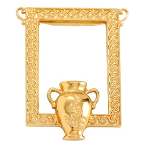 Detaillierte Nahaufnahme einer goldenen Vintage-Brosche im Fotorahmen-Design mit Vasenmuster