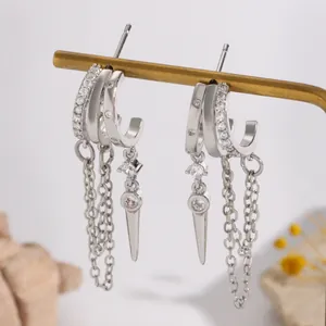 Elegante silberfarbene Creolen mit Zirkonia, Kettendetails und Nietenanhängern