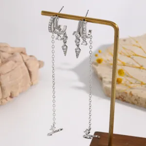 Silberfarbene Quasten-Creolen mit funkelnden Zirkonia und modischen Spike-Anhängern.