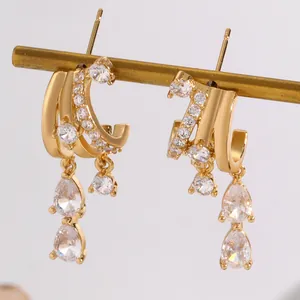 Elegante goldene Quasten-Ohrringe mit unregelmäßigem Design und Zirkonia-Steinen