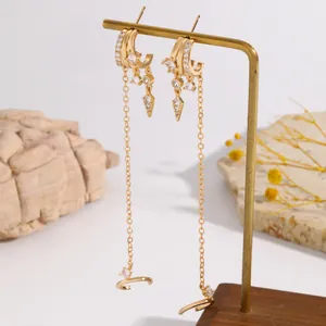 Goldene Creolen mit Zirkonia und unregelmäßigen Kettenquasten